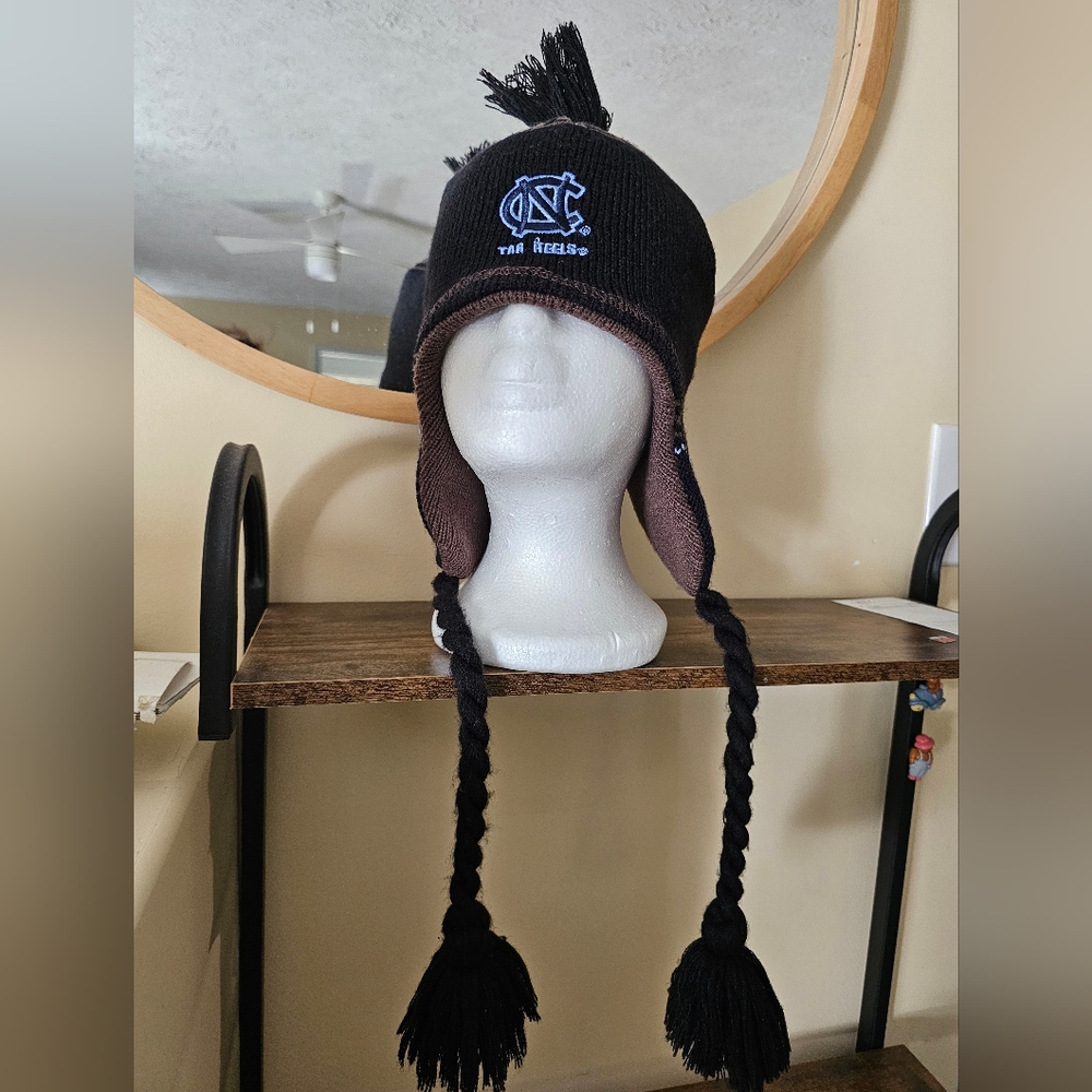 Tar Heels‎ NC Knitted Beanie Hat Embroidered Logo Pom Pom Tassel College NCAA